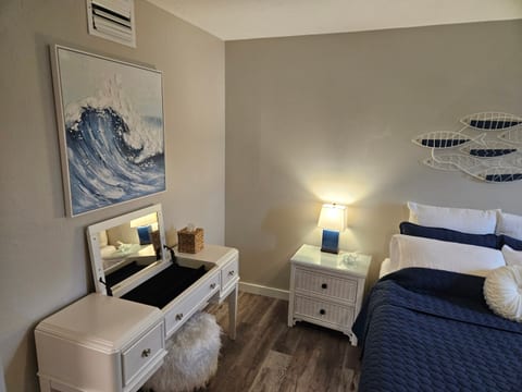 Queen Room showing vanity