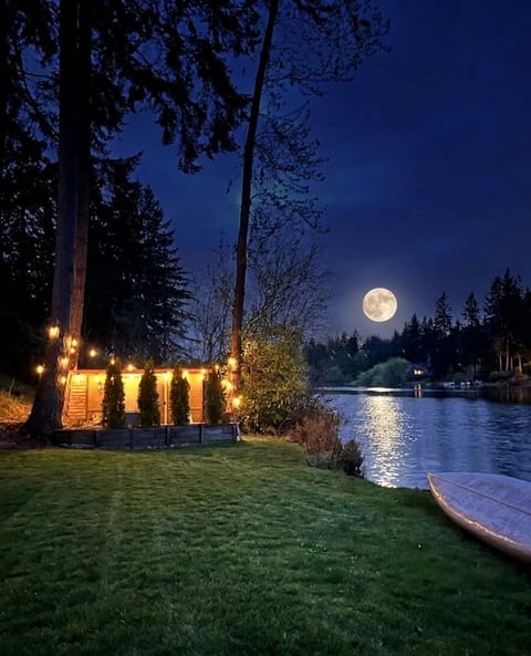Birdsong : lakeside serenity retreat. image 1