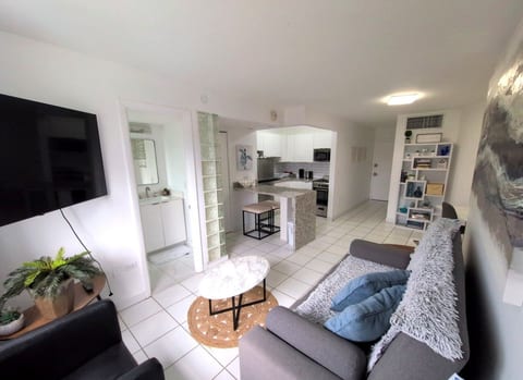 1BR by Convention Center, Walk to Beach + Parking