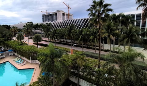 1BR by Convention Center, Walk to Beach + Parking