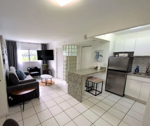 1BR by Convention Center, Walk to Beach + Parking