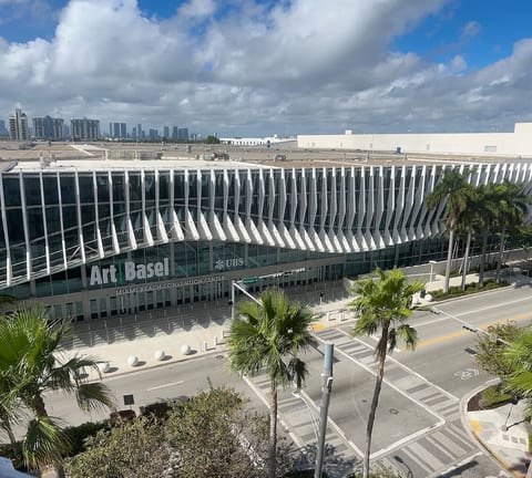 2BR/2BA by Convention Ctr, Walk to Beach + Parking