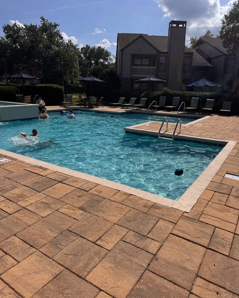 1 Min from Bridge Street/2Bdr2Bath
