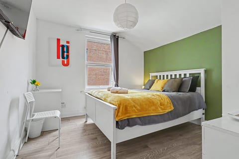 Shepherd’s Bush – Large Family & Group Residence
