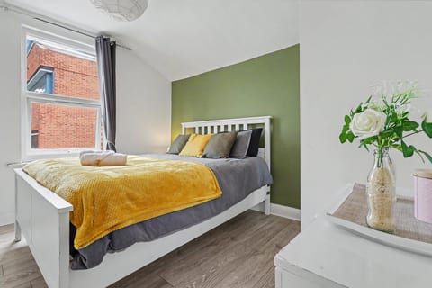 Shepherd’s Bush – Large Family & Group Residence