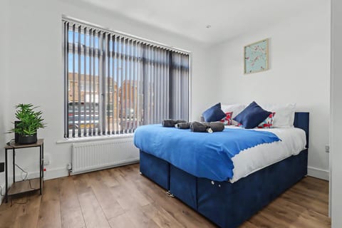 Heathrow T5 – Two-Bedroom Apartment with Free Parking
