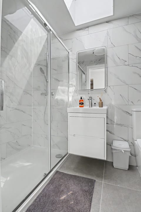 Heathrow T5 – Two-Bedroom Apartment with Free Parking
