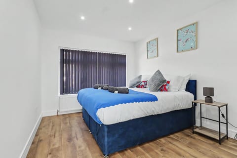 Heathrow T5 – Two-Bedroom Apartment with Free Parking