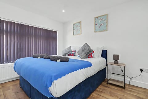 Heathrow T5 – Two-Bedroom Apartment with Free Parking