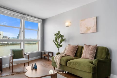 Canary Wharf 2BR | O2 Views & Parking