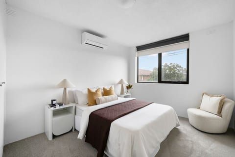 Brunswick 2-Bed Pad | Walk to Lygon & Trams image 3