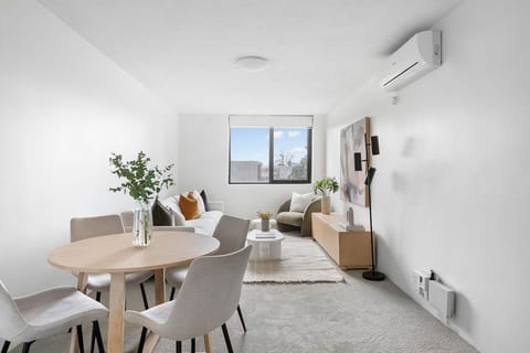 Brunswick 2-Bed Pad | Walk to Lygon & Trams image 2