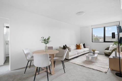 Brunswick 2-Bed Pad | Walk to Lygon & Trams image 1