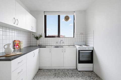 Brunswick 2-Bed Pad | Walk to Lygon & Trams image 4