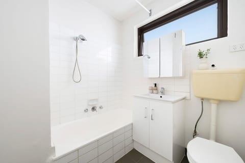 Brunswick 2-Bed Pad | Walk to Lygon & Trams image 5