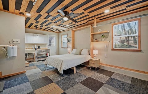 Spacious, secluded cabin with queen bed, bathroom , AC, coffee maker