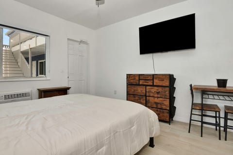 Cozy Studio Suite Near Beach w/ Kitchenette #5