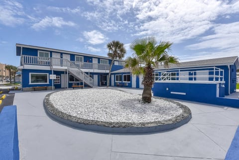 Cozy Studio Suite Near Beach w/ Kitchenette #3