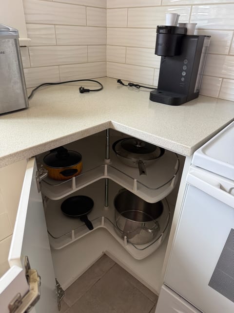 New reno&VIU nearby& spacious parking&close to bus