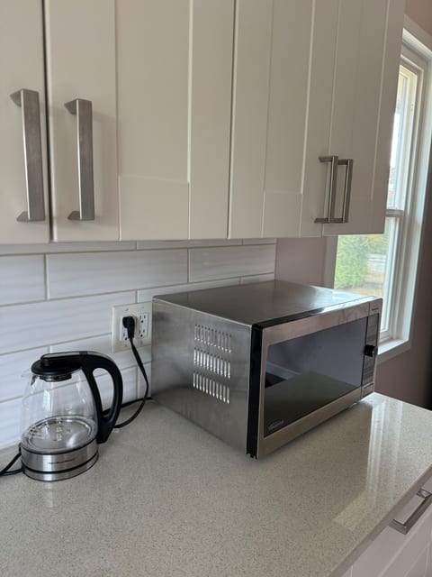 New reno&VIU nearby& spacious parking&close to bus