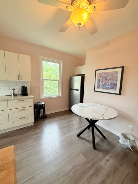 New reno&VIU nearby& spacious parking&close to bus