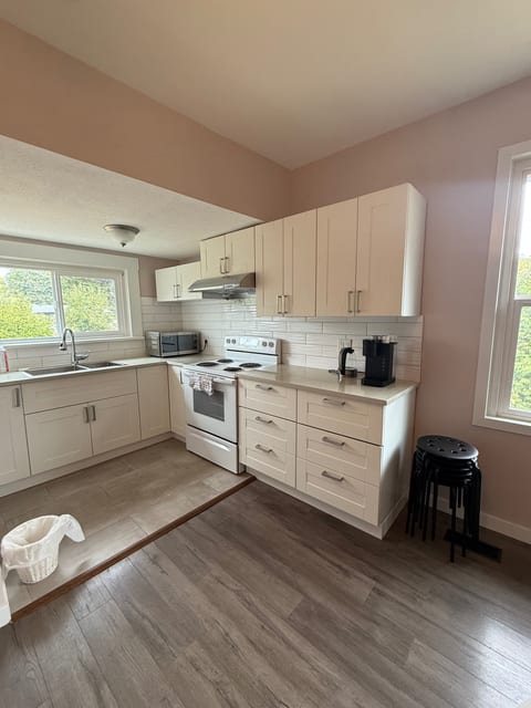 New reno&VIU nearby& spacious parking&close to bus
