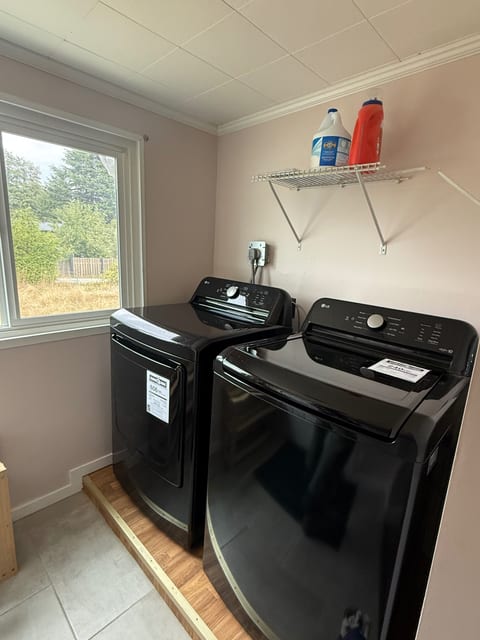 New reno&VIU nearby& spacious parking&close to bus