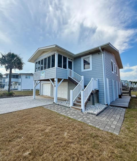 Holden Canal 2nd Row Cottage with beach access