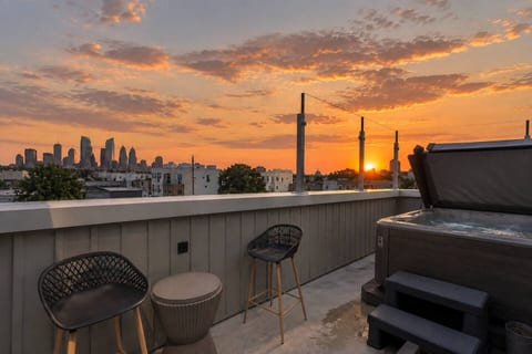 Luxury Philly Retreat | Private Rooftop Hot Tub