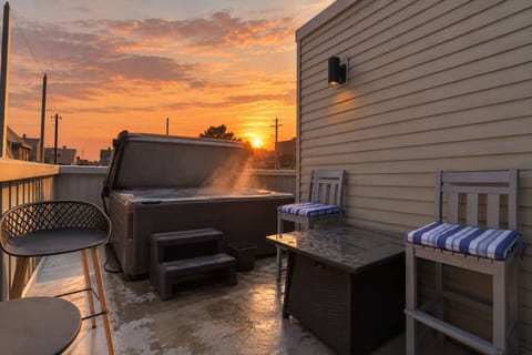 Luxury Philly Retreat | Private Rooftop Hot Tub