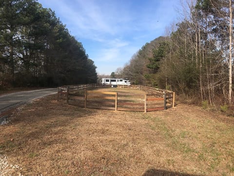 Par 1 - RV site on a farm! Dogs/horses welcome! image 3