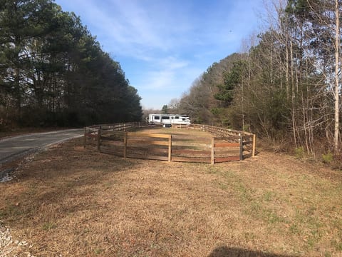 Par 4 - RV site on a farm! Dogs/horses welcome! image 3