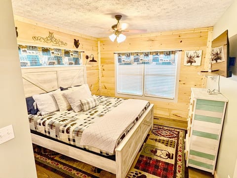 Adult Bedroom Pic #2