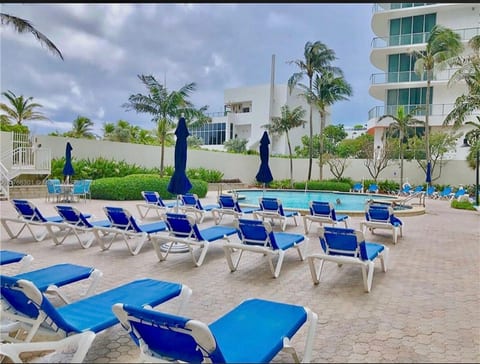 Just listed! beautiful beachfront top floor condo image 5
