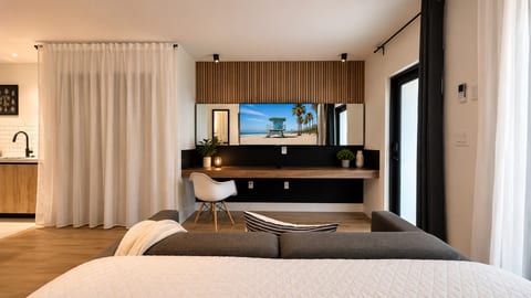 Chic Studio Retreat: Elegant decor and beach views create the perfect Miami escape!