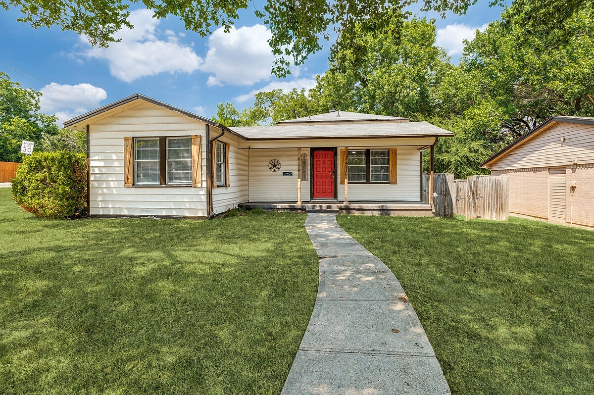 Lancaster Town Square House Near Downtown Dallas