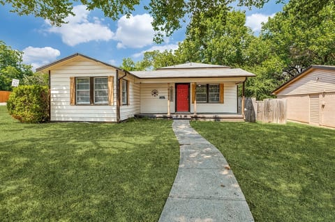 Lancaster Town Square House Near Downtown Dallas