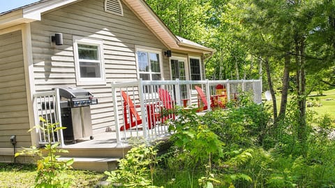 Beautiful deck runs the whole width of the cottage with 4 Adirondack chairs, two tables and a full gas BBQ with direct hookup. No worrying that the gas runs out when BBQing. Clear view to the Lake of Bays and to the beach area.