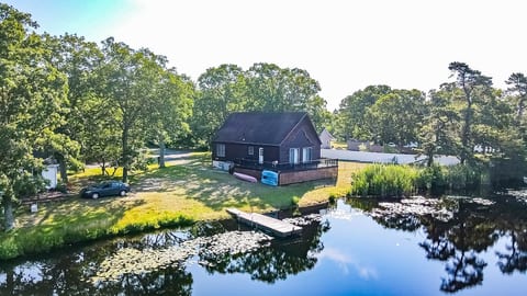 Lakefront Chalet-Pedalboat-Firepit- Free Cleaning