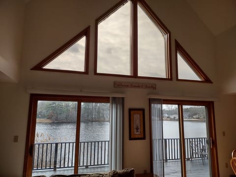 Lakefront Chalet-Pedalboat-Firepit- Free Cleaning