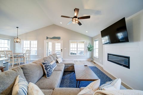 Open floor plan living/dining/kitchen
