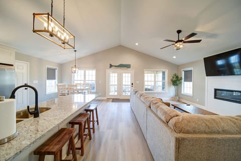 Open floor plan living/dining/kitchen with walkout to screened-in porch