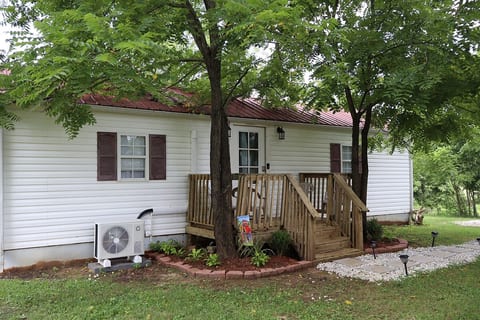 Welcome to Rocky Hill Retreat! Nestled among mature trees, this cozy country cottage is your perfect Kentucky getaway.