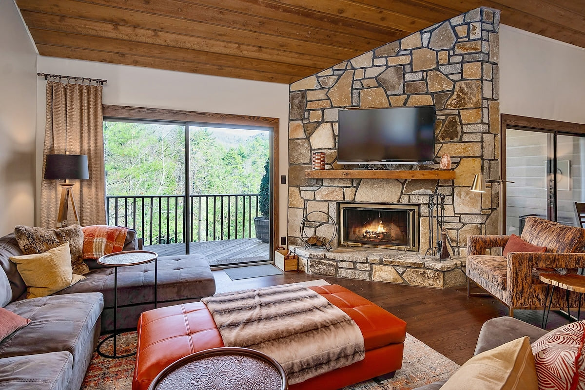Luxury Lakefront Gem. Panoramic views. Gorgeous fall foliage. Close to BR Pkwy