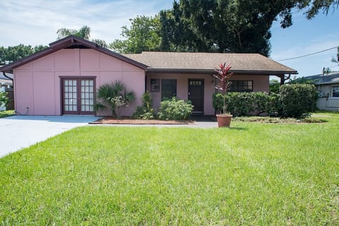 Entertainment Awaits 3-Bedrooms, 2-Full Bath, Washer & Dryer, 8Ft Pool, Poker, & PingPong Table,  Dart-broad, Grill, 900Sq. Ft. Lanai, with Privacy Fence. Smart TV in Every-room.
Just Bring Your Clothes & Food!