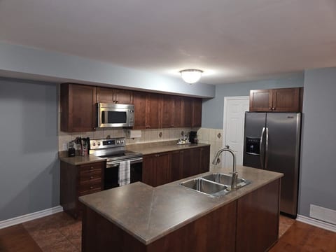 Casa Amigos-Arnprior
3 Bedroom Townhouse w Parking image 4