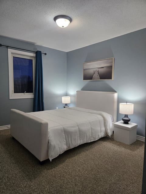 Casa Amigos-Arnprior
3 Bedroom Townhouse w Parking image 3
