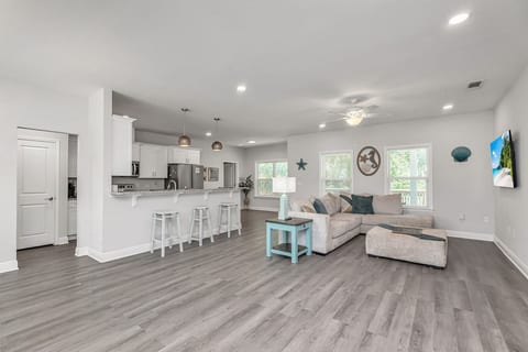 The Salty Dog•4 Miles to Beach•Sleeps 10