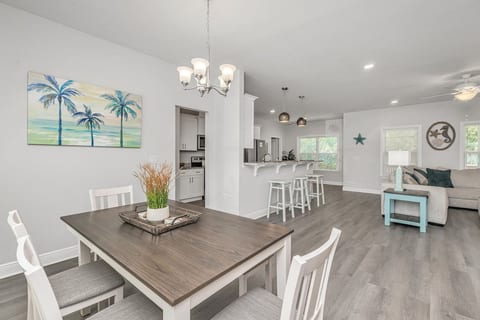 The Salty Dog•4 Miles to Beach•Sleeps 10