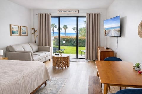 Stars & Sea•Overlooking Pool & Sound•Sleeps 4